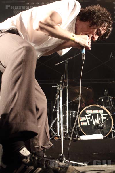 THE FAT WHITE FAMILY - 2014-08-14 - SAINT MALO - Fort de St Pere - Scene des Remparts - 